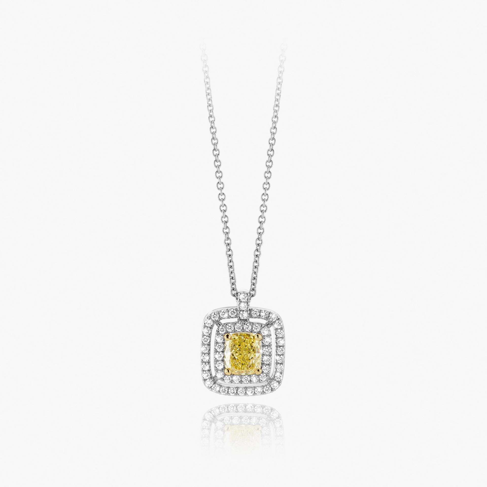 Pendentif en or blanc serti d'un diamant taille coussin Fancy Yellow avec un entourage diamants made by Maison De Greef