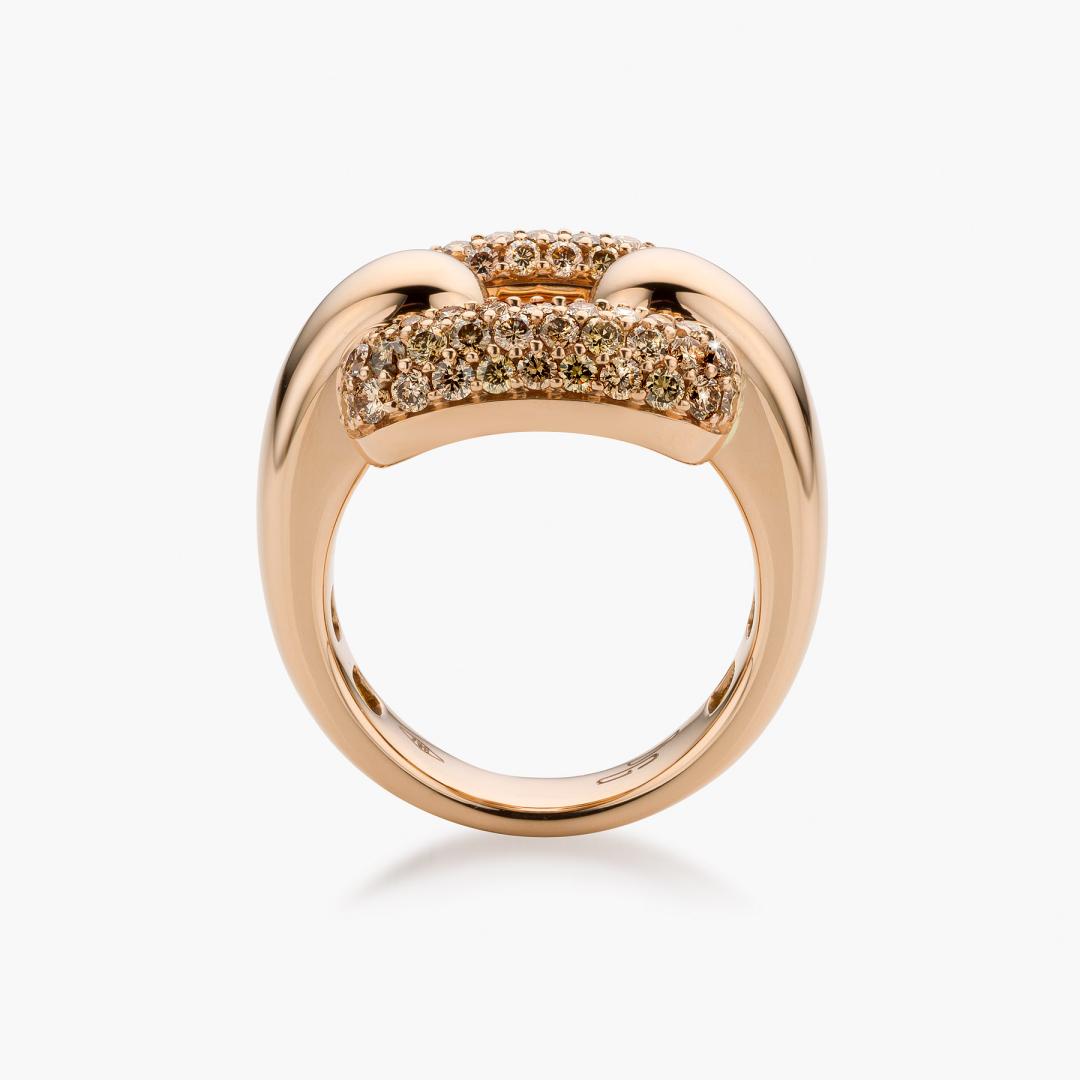 Rose gold Link ring with central link in diamond pave made by Maison De Greef