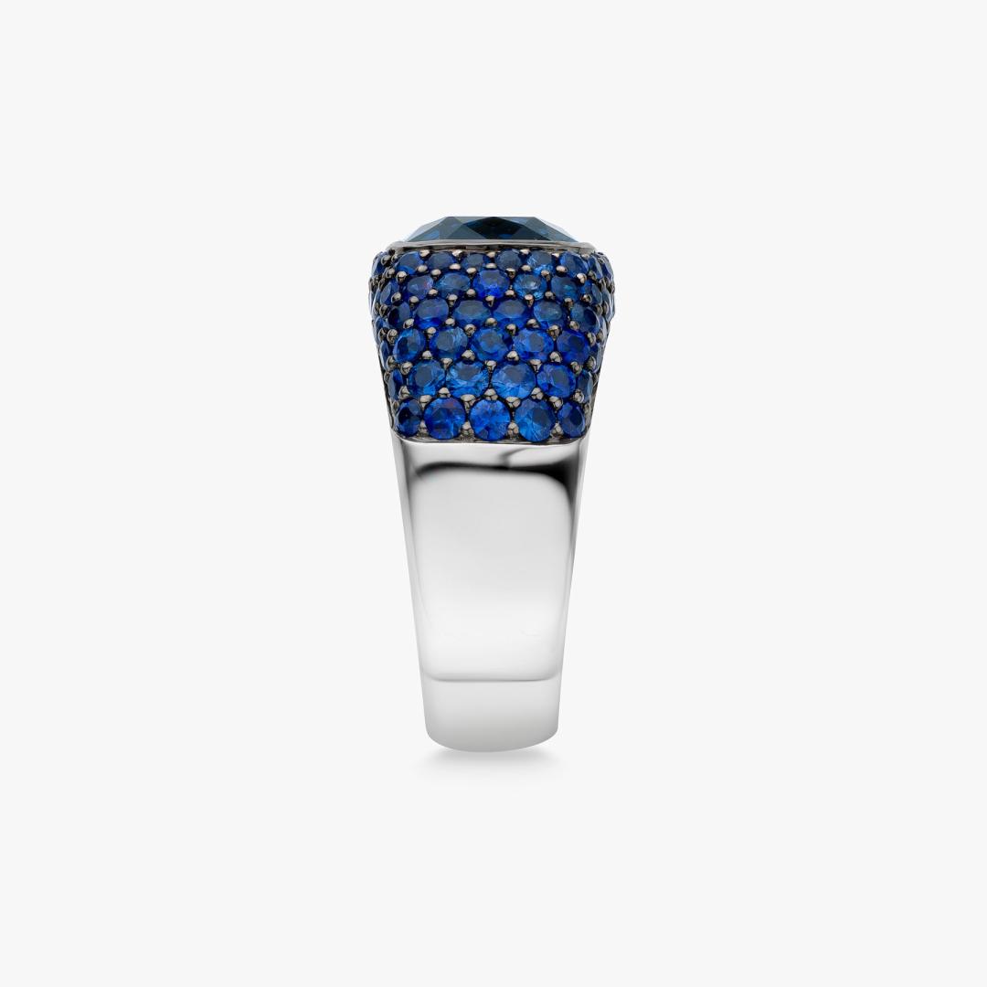 Solis ring in white gold set with blue topaz and blue sapphires made by Maison De Greef